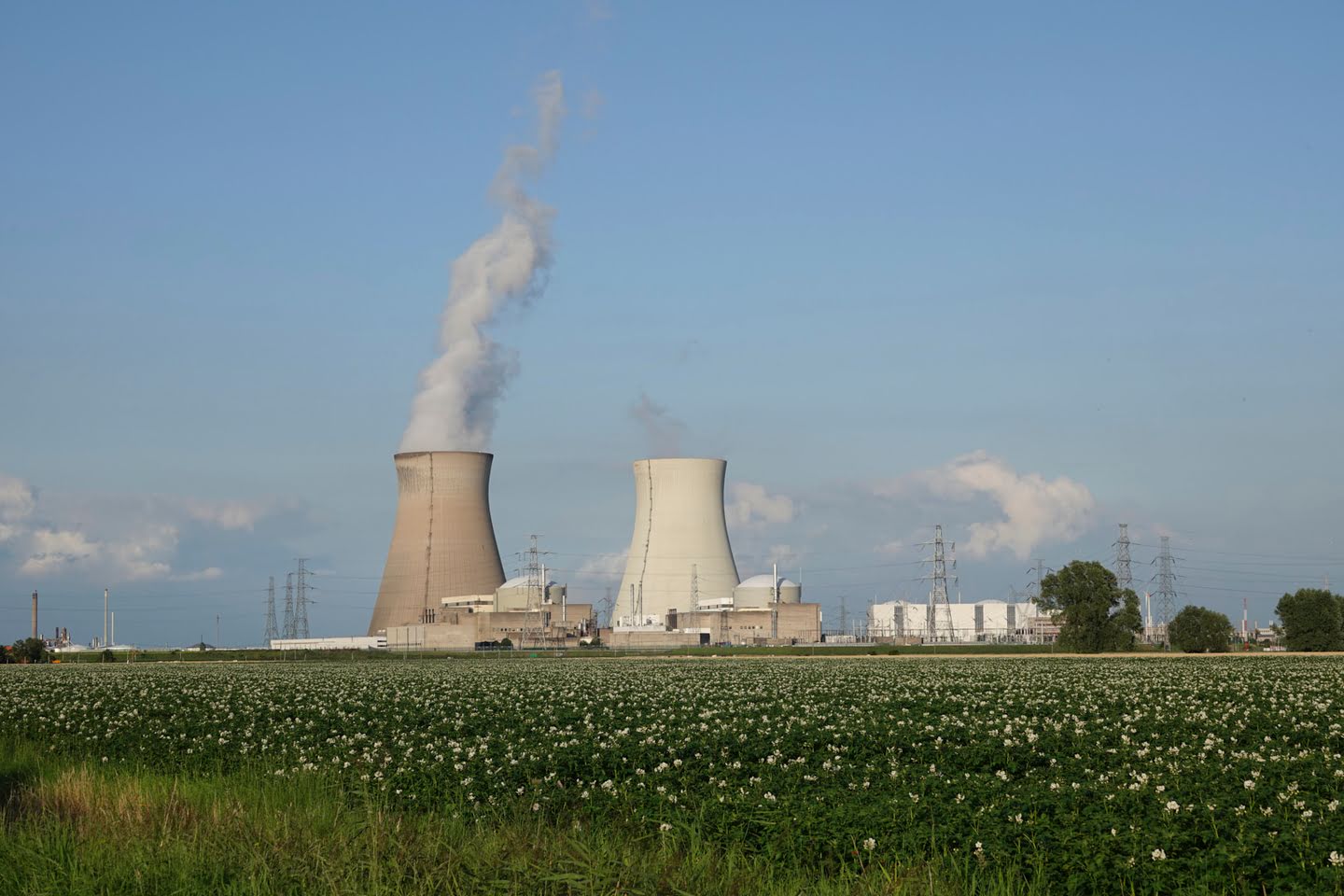 Uitzicht op de kercentrale van Doel